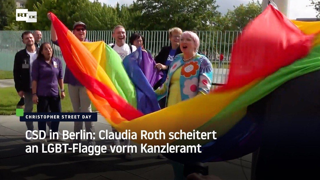 CSD in Berlin: Claudia Roth scheitert an LGBT-Flagge vorm Kanzleramt