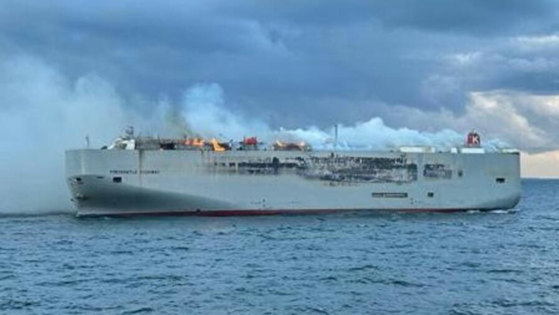 Brennendes E-Auto als Ursache: Frachtschiff mit 3.000 Fahrzeugen droht auf der Nordsee zu sinken