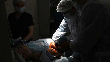 "In Deutschland droht mir Haft" ‒ Ein deutscher Arzt rettet russische Soldaten in der Ukraine
