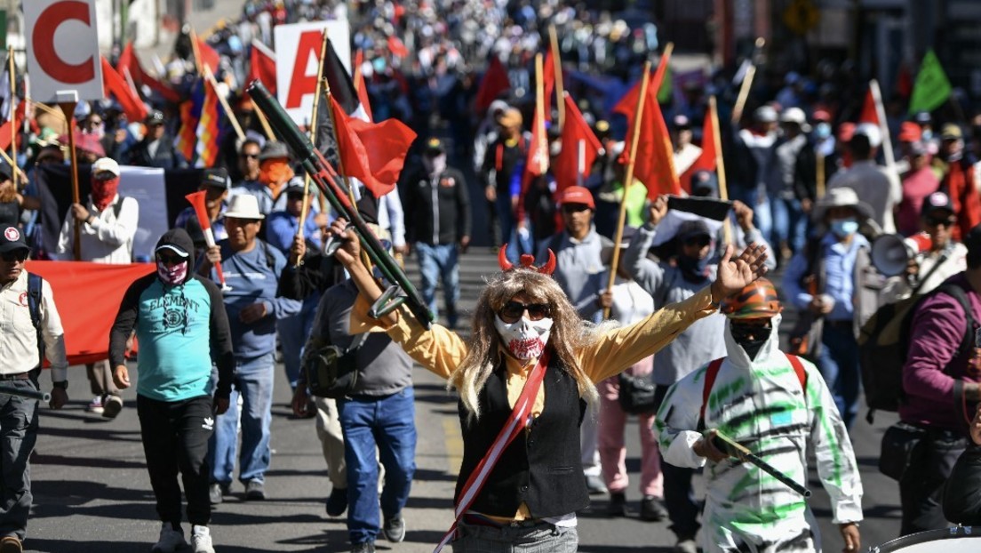 Perus Bevölkerung will ein Ende des Regimes, Neuwahlen und eine neue Verfassung