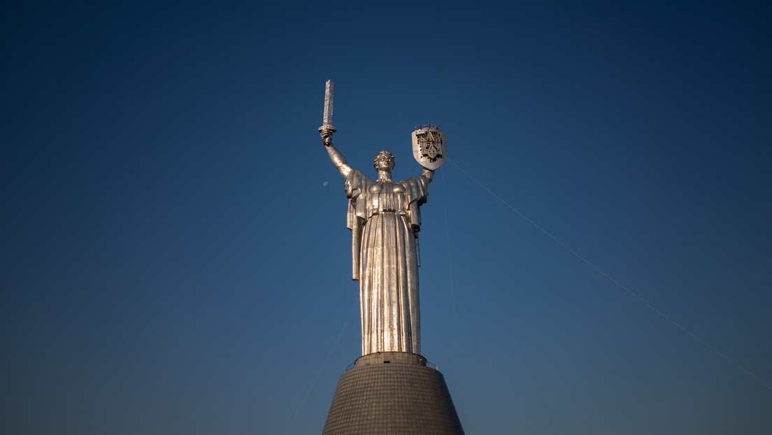 Ukrainischer Dreizack an "Mutter-Heimat-Statue" in Kiew angebracht