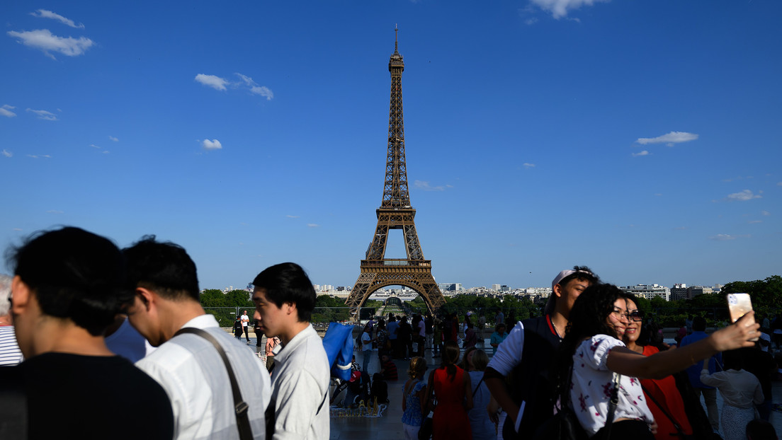 Mann springt mit Fallschirm vom Eiffelturm – und wird festgenommen