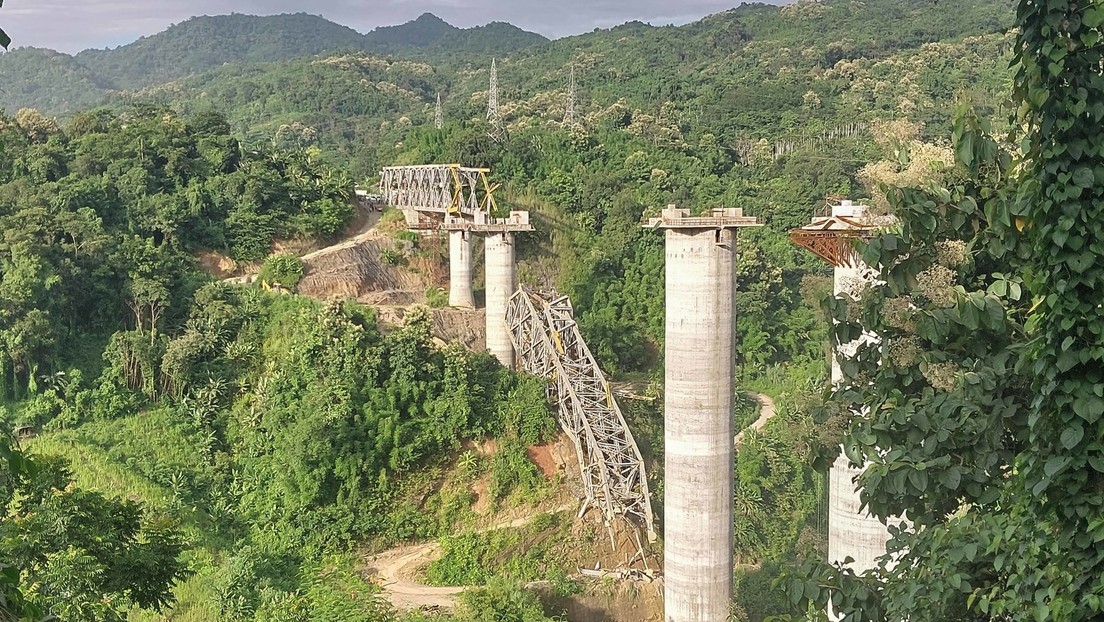 Eisenbahnbrücke stürzt in Indien ein: mindestens 26 Tote
