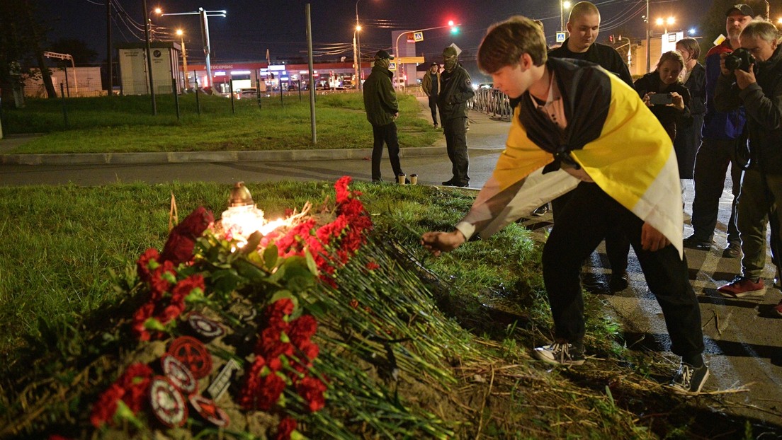 Sankt Petersburg: Menschen legen Blumen an Wagner-Zentrum nieder