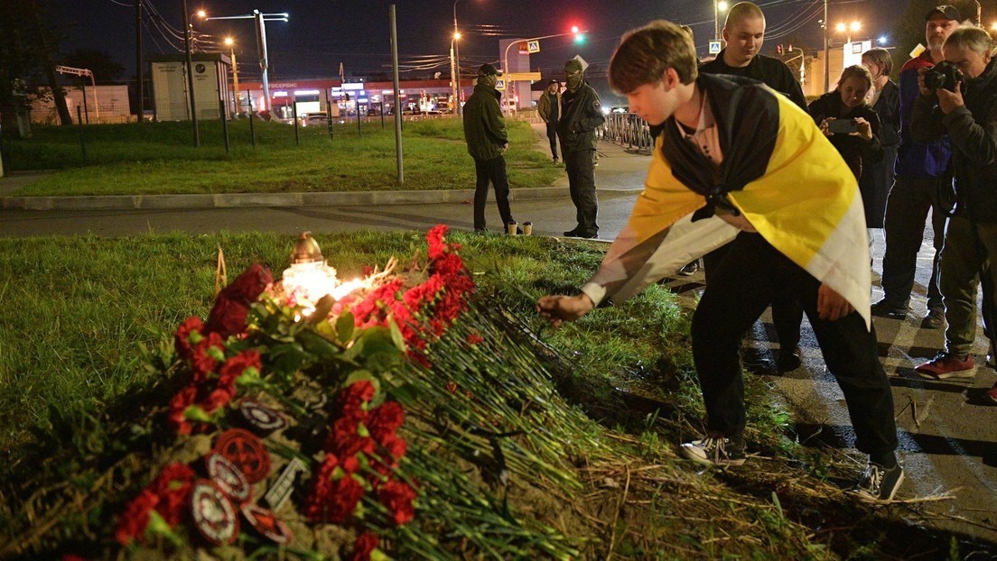 LIVE aus St. Petersburg: Menschen legen Blumen an Wagner-Zentrum nieder