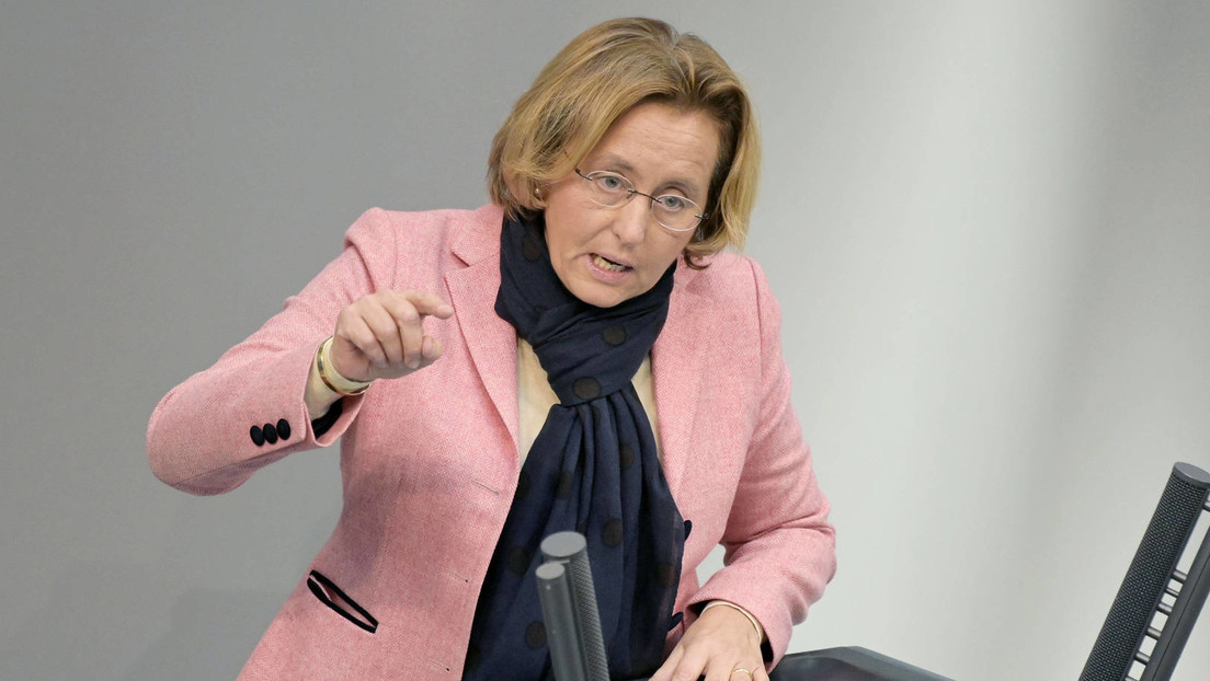 AfD-Abgeordnete Beatrix von Storch mit Fäkalien beschmiert