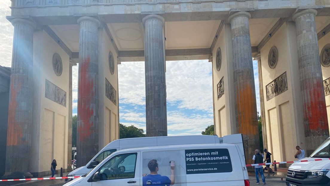 Anschlag auf die Freiheit: "Letzte Generation" besprüht Brandenburger Tor mit Farbe
