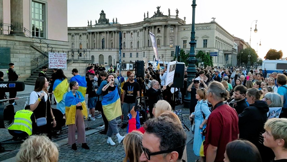 Kiews Handlanger bringen den Hass nach Berlin: Aktivisten pöbeln Opernbesucher an
