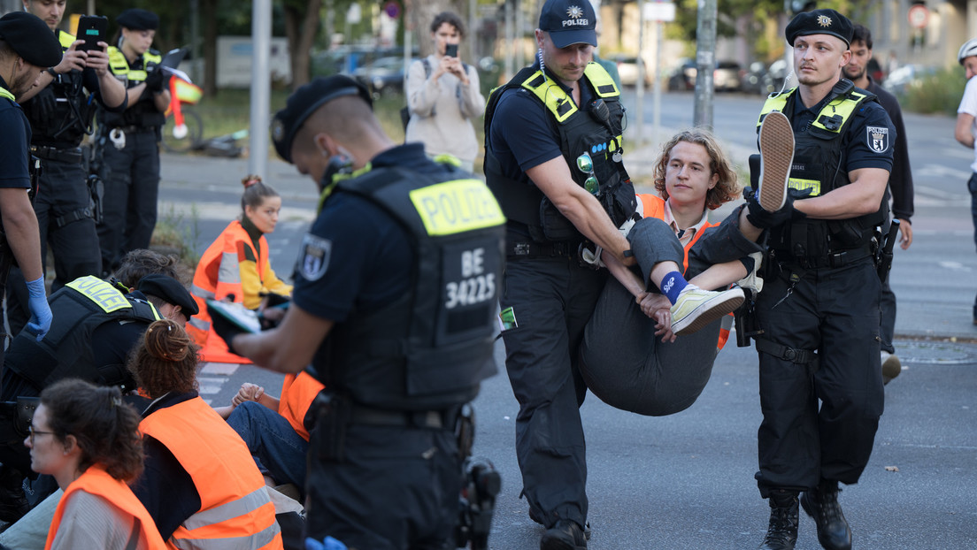 Berliner Justiz gnädig: Polizei muss Aktivisten Verordnungsgebühr fürs Wegtragen zurückzahlen