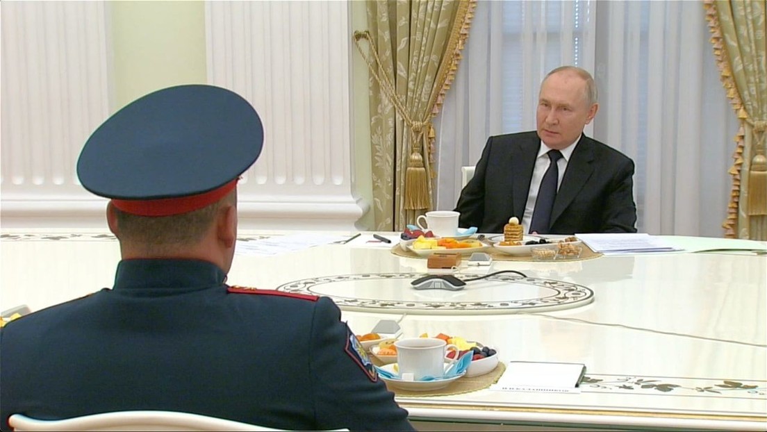 Wladimir Putin spricht im Kreml mit russischen Frontkämpfern