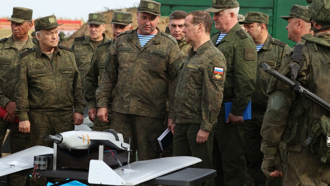 Medwedew: Russland schafft neues Armeekorps und zusätzliche Flottille