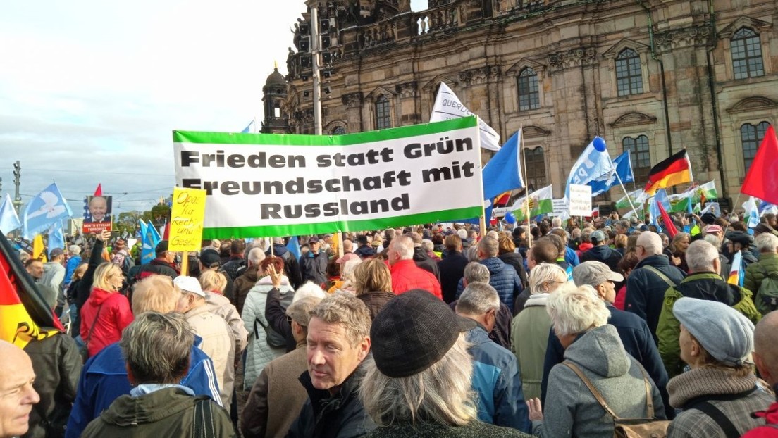 Tausende Teilnehmer beim "Tag für Frieden und Freiheit" in Dresden