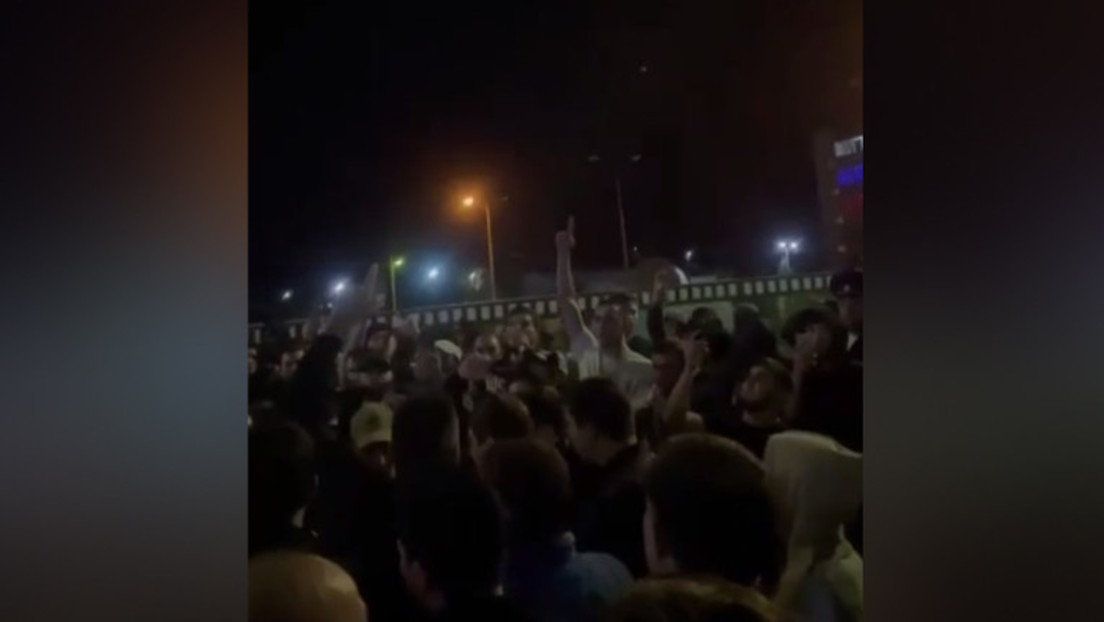 Menschenmenge stürmt Flughafen von Machatschkala wegen Ankunft eines Flugzeugs aus Tel Aviv