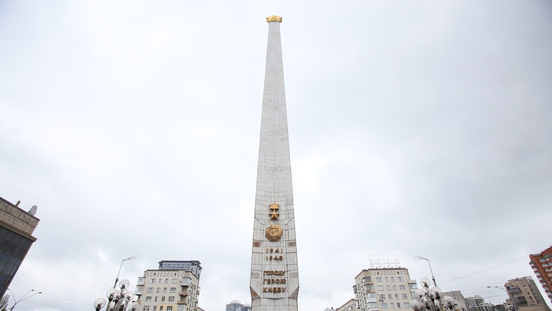 Kiew demontiert Sowjetstern vom Denkmal zu Ehren des Sieges über Hitler-Deutschland