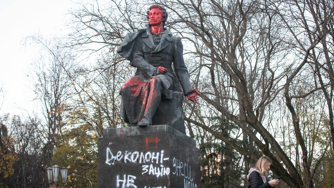 "Eine hässliche Tat": Großes Puschkin-Denkmal in Kiew nach wochenlanger Schändung abgerissen