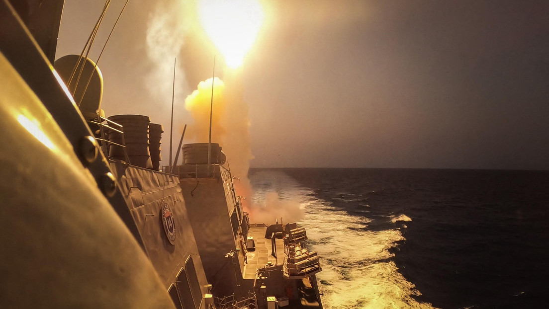 US-amerikanisches Kriegsschiff und mehrere Handelsschiffe im Roten Meer angegriffen