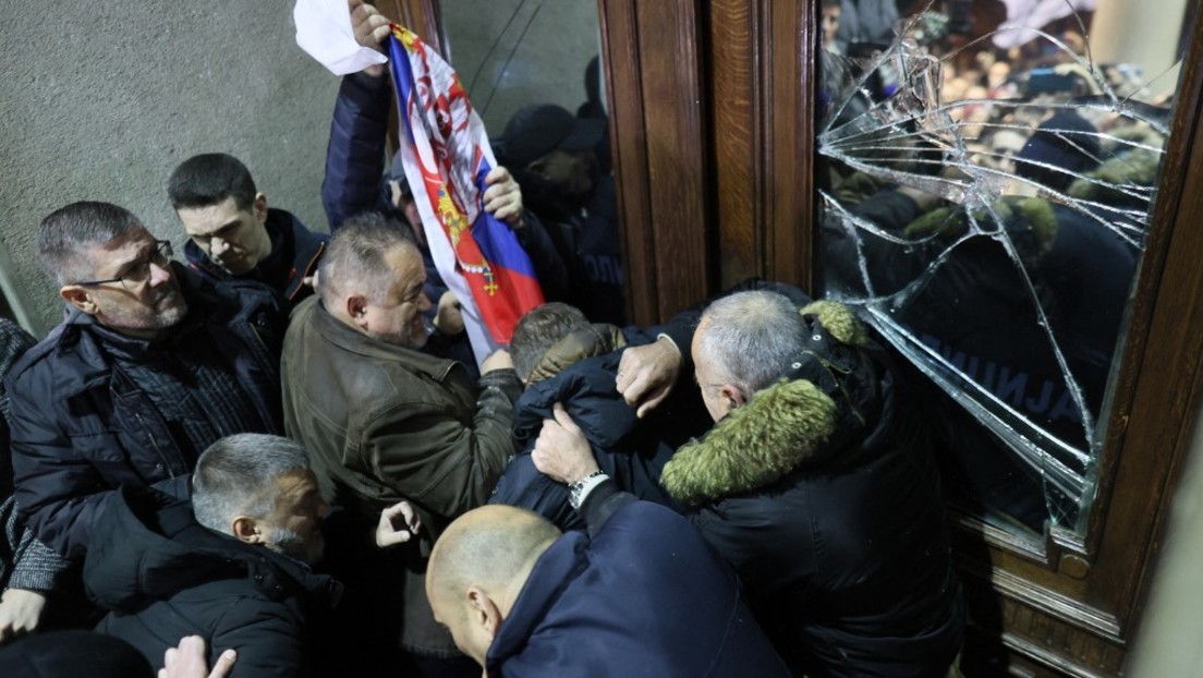 Serbischer Präsident Vučić appelliert an die Nation – Demonstranten stürmen Verwaltungsgebäude