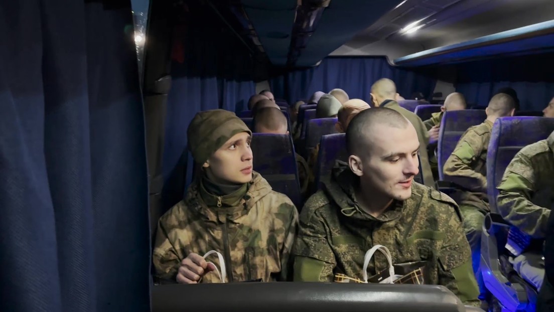 248 russische Kriegsgefangene kehren aus der Ukraine in ihre Heimat zurück