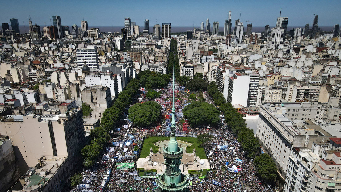 Generalstreik in Argentinien: "Essen ist kein Privileg!" und "Das Heimatland ist nicht käuflich!"