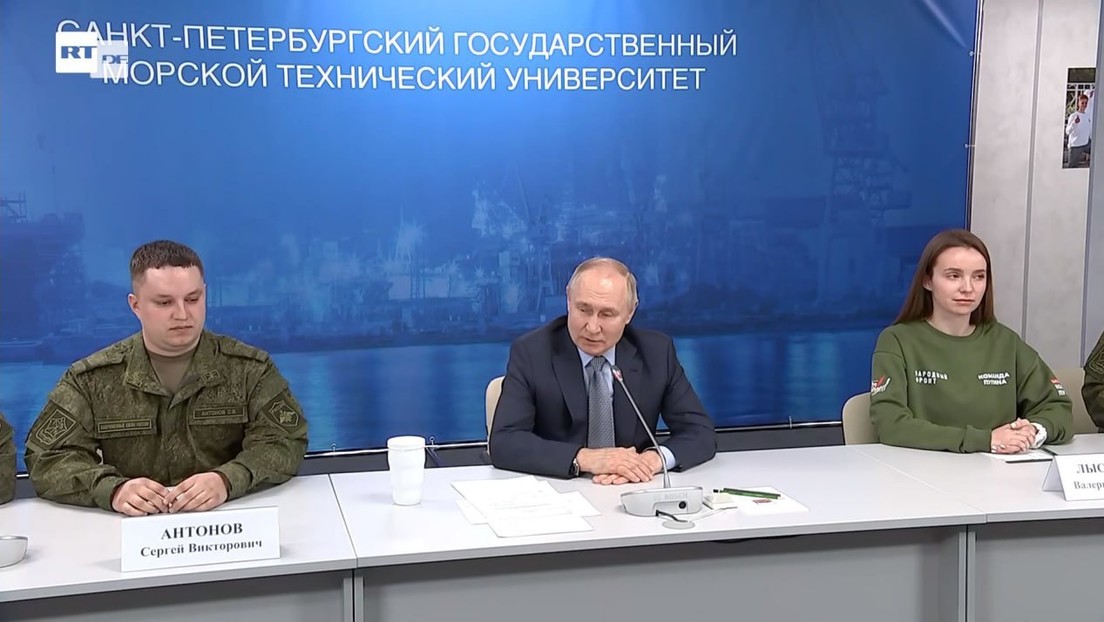 Putin im Gespräch mit Freiwilligen