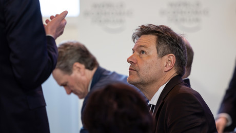 Davos 2024: Klaus Schwab pfeift, Habeck und Baerbock tanzen an