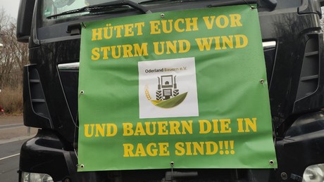 Bauernproteste weiten sich auf ganz Europa aus – auch ostdeutsches Netto-Logistikzentrum blockiert