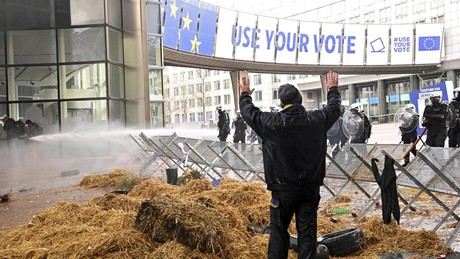 EU-Sondergipfel in Brüssel: Bauern blockieren mit Traktoren den Zugang zum Europäischen Parlament