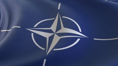 Wie die NATO den Westen mit antirussischer Agitation einer Gehirnwäsche unterzieht