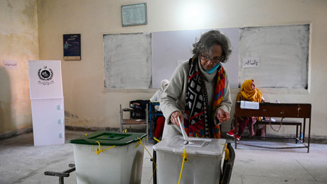 Parlamentswahl in Pakistan: Mobilfunknetz abgeschaltet – Anschläge auf Wahllokale