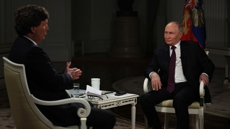 Rubelkurs steigt nach Veröffentlichung von Carlsons Putin-Interview