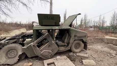 Liveticker Ukraine-Krieg: Tote Soldaten in Uniformen mit westlichen Abzeichen in Awdejewka entdeckt