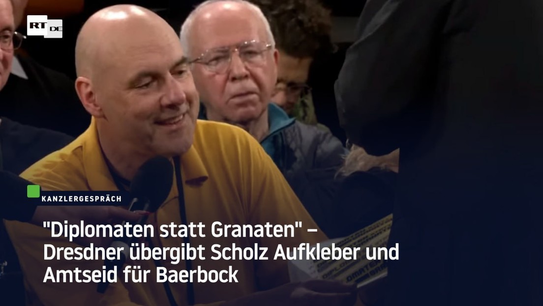 "Diplomaten statt Granaten" – Dresdner übergibt Scholz Aufkleber und Amtseid für Baerbock