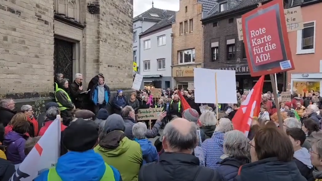 Der tägliche Wahnsinn – "Querdenker raus!": Demonstranten gegen rechts bringen Redner zum Schweigen