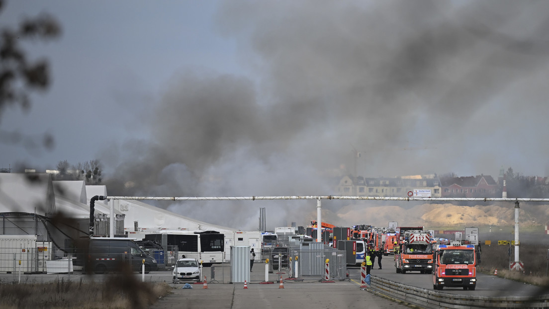 Drei Zelte in Brand: Großeinsatz der Feuerwehr in Flüchtlingsunterkunft Berlin-Tegel