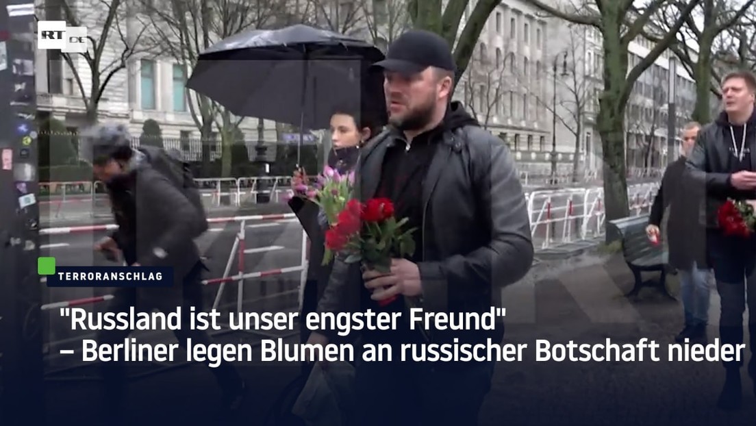 "Russland ist unser engster Freund" – Berliner legen Blumen an russischer Botschaft nieder