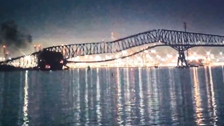 USA: Brücke kollabiert nach Schiffskollision und stürzt samt Fahrzeugen ins Wasser