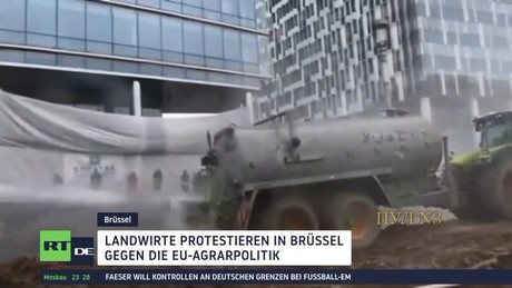 Gegen EU-Agrarpolitik: Bauern entladen in Brüssel ihre Wut – und Gülle