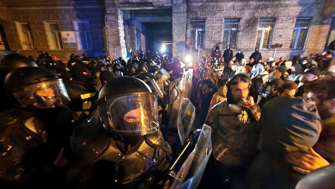 Proteste gegen NGO-Gesetz in Tiflis: Demonstranten liefern sich erste Kämpfe mit der Polizei