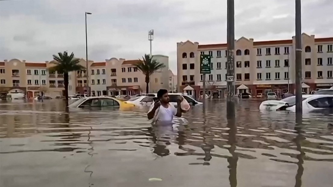 "Klimawandel" oder "Wolkenimpfung"? Dubai versinkt in ungewöhnlichen Wassermassen