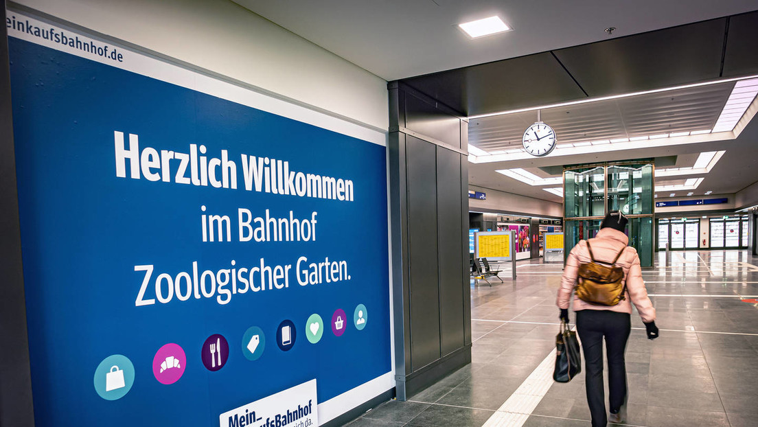 Berlin: Frau zündet Passantin in Bahnhof Zoo die Haare an