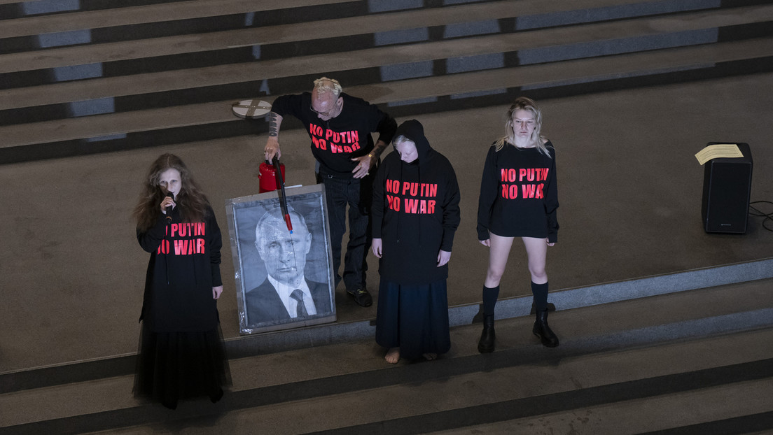 Der tägliche Wahnsinn – Pinkel-Protest: Geht es gegen Putin, ist dem Mainstream nichts zu primitiv