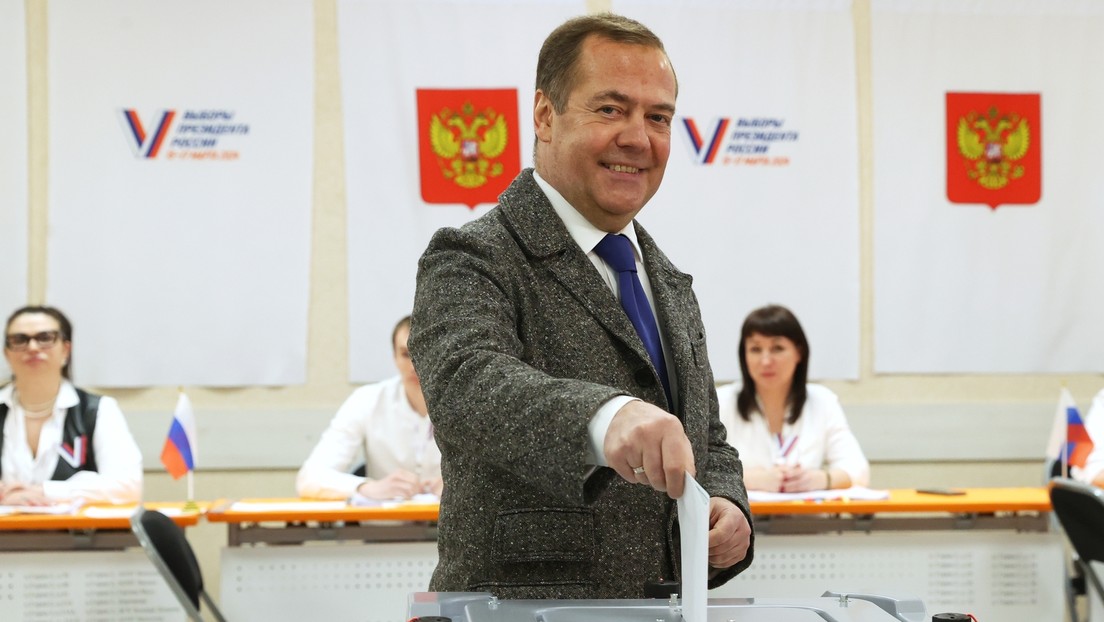 Medwedew rät Russland: Im Umgang mit ausländischen Agenten ein Beispiel an den USA nehmen