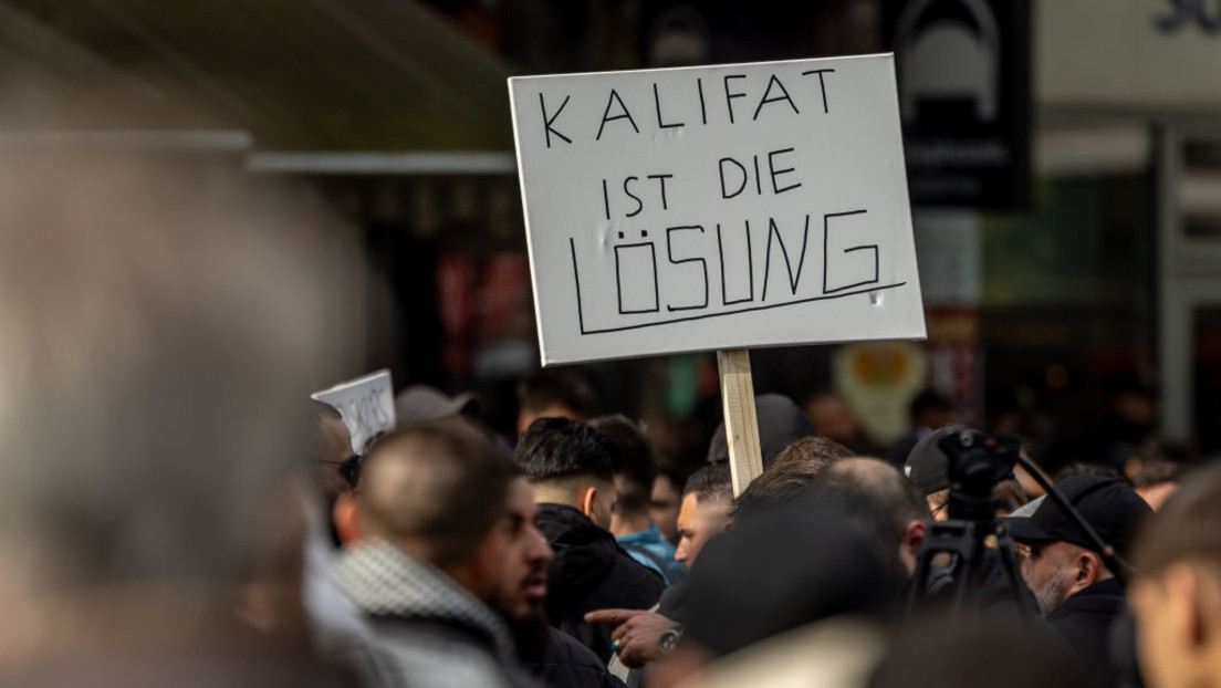 Islamisten fordern auf Demonstration in Hamburg "Kalifat"