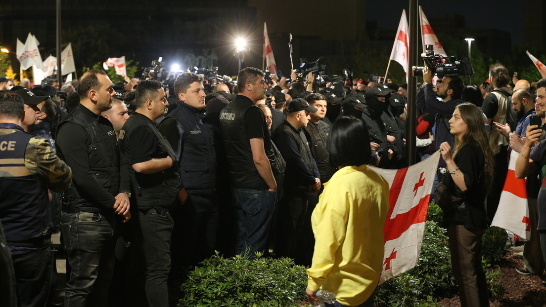 Protest eskaliert: Zusammenstoß zwischen Demonstranten und Polizisten vor Parlament in Tiflis