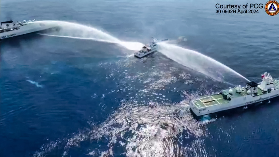 Gefährliche Eskalation: Chinas Küstenwache attackiert philippinische Schiffe mit Wasserkanonen