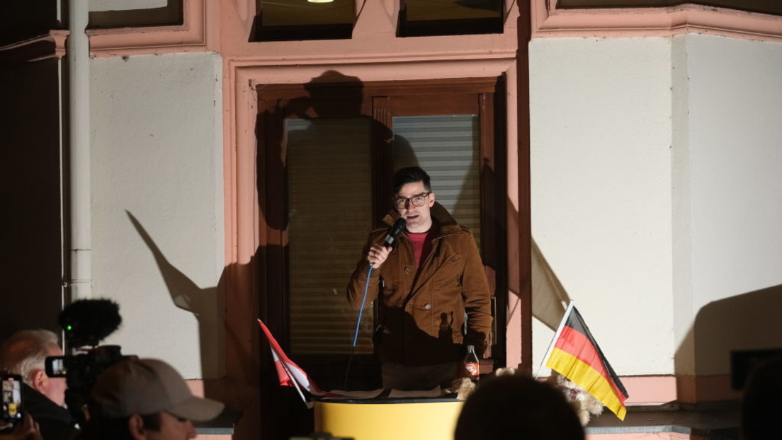 Von wegen Einreiseverbot: Sellner "trollt" Potsdams Bürgermeister mit Geschenkkorb im Rathaus