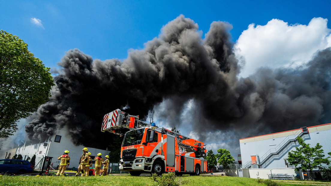 Berlin: Anhaltender Großbrand mit giftigen Dämpfen beschäftigt über 150 Feuerwehrleute