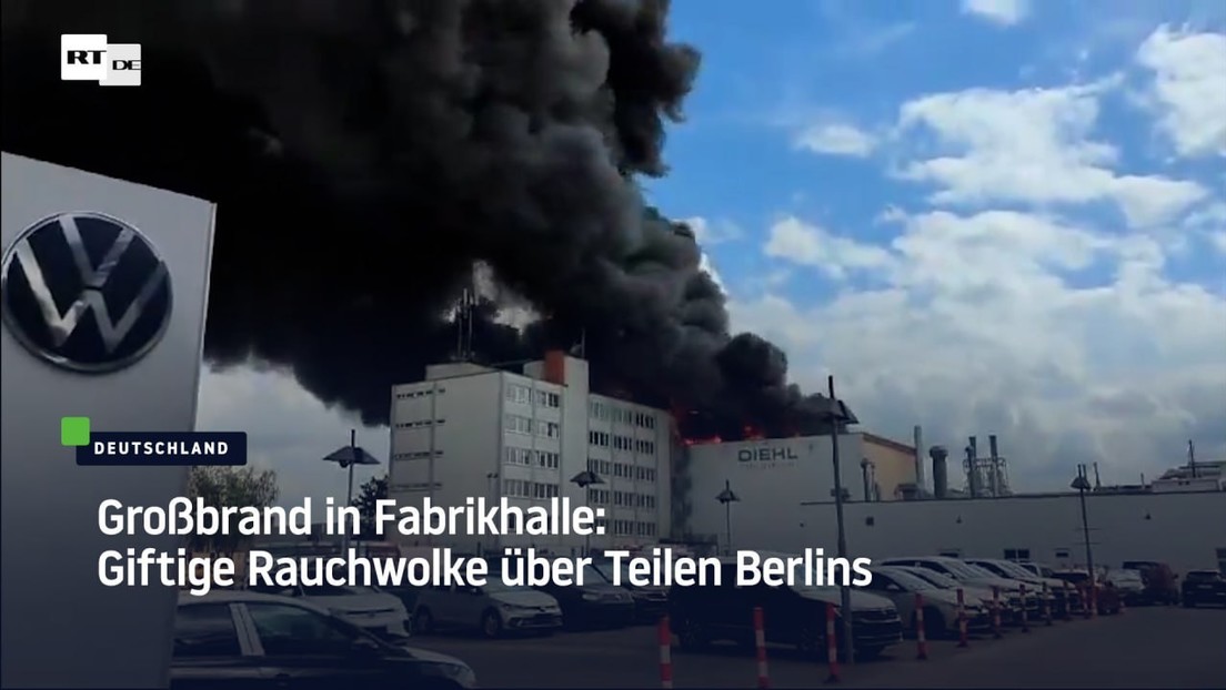 Großbrand in Fabrikhalle: Giftige Rauchwolke über Teilen Berlins