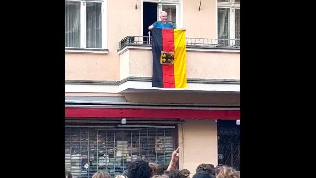 1. Mai Demonstration in Berlin: Rentner erhält wegen Nationalflagge mit Adler Post von der Polizei
