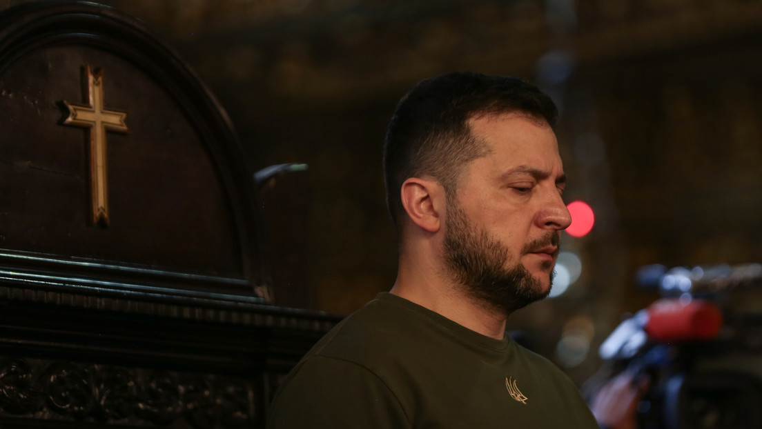 Blasphemie von Selenskij zu orthodoxen Ostern: Gott trägt Ärmelabzeichen mit ukrainischer Flagge